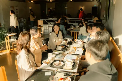 카페 테이블에 둘러앉아 대화하는 참가자들